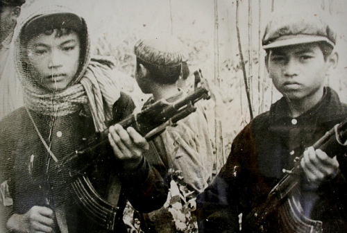Jeunes soldats khmers rouges armés, photographie d’archive du conflit cambodgien