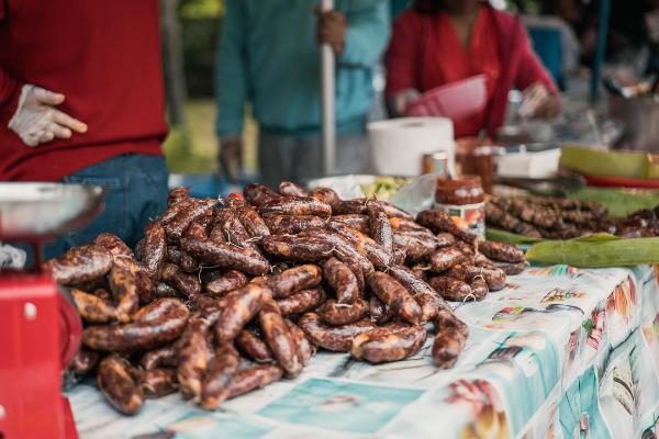 Sai Gow — saucisses khmères grillées, stand de la commémoration