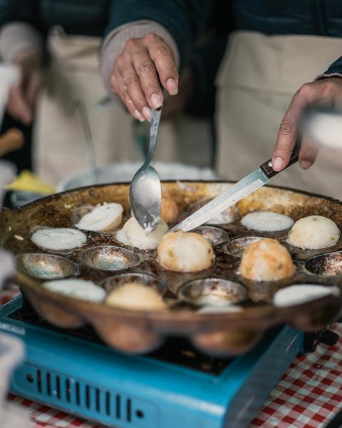 Nom Krok — crêpes de riz cuites dans des moules en fonte, Pagode de Vincennes