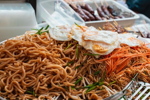 Mi Char — nouilles sautées khmères avec légumes et oeufs, stand de la commémoration