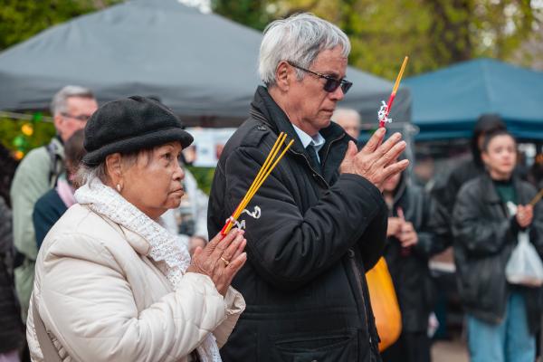 OU Chal et Sokhon OU en prière lors de la commémoration MVGKR — Pagode de Vincennes