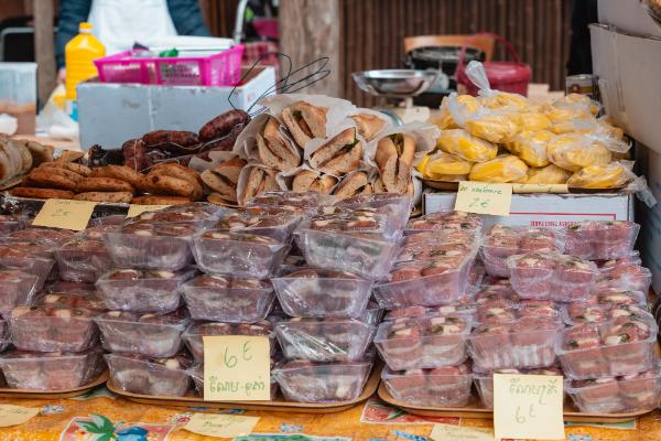 Stand de la commémoration — Nom Pang, gâteaux, spécialités khmères