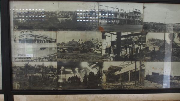 Montage d’archives exposé au musée du génocide de Tuol Sleng montrant Phnom Penh dévastée, bâtiments détruits, zones ravagées et traces visibles de l’atrocité du régime khmer rouge entre 1975 et 1979